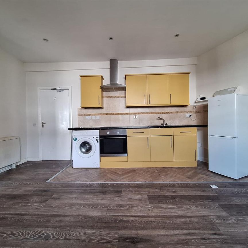 London Street, Chertsey KT16 - Photo 1