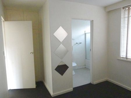 One bedroom apartment in perfect location - Photo 3