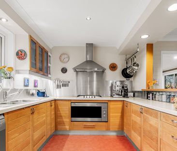 Spacious Home with Beautiful Gardens and Outdoor Decking - Photo 6