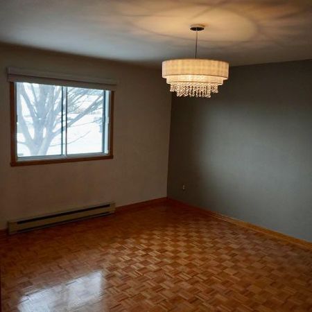 7 et demi (7 1/2) 3 Grandes Chambres et 2 salle de bains - Photo 3