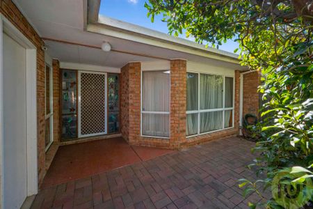 Charming 3-Bedroom Townhouse in a Serene Cul-de-Sac - Photo 3