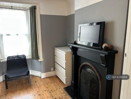 1 bedroom in a house share to rent - Photo 2