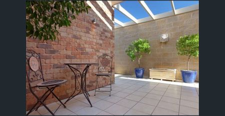 Executive 4 Bedroom Home opposite the Golf Course !! - Photo 2