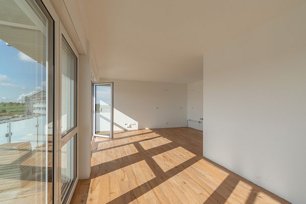 WOHNEN MIT CHARME // Geräumige Etagenwohnung mit Balkon, Fußbodenheizung und Aufzug - Photo 1