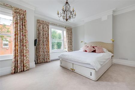 4 bedroom house in London - Photo 2