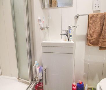 1 bedroom in a house share to rent - Photo 5
