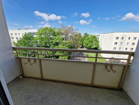 Top Wohnung, drei Zimmer und großer Balkon, ab November mit neuer Einbauküche! - Foto 2