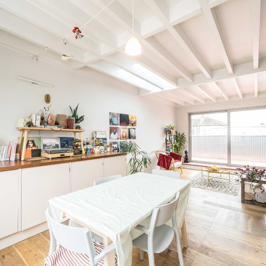 Sandra Court, Mitcham, CR4, London - Photo 1