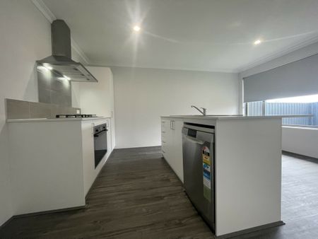 Three Bedroom Dual Living Property! - Photo 5