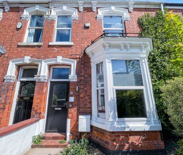 🌟 Ideal Location on Chantry Lane, Grimsby 🌟 Room 1 - En-Suite - Photo 3