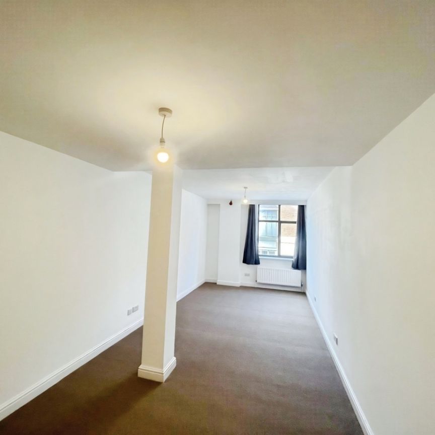 3 bedroom Flat To Let - Photo 1