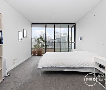 Spacious & Light-Filled Unfurnished Apartment - Photo 2
