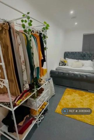 1 bedroom in a house share to rent - Photo 2
