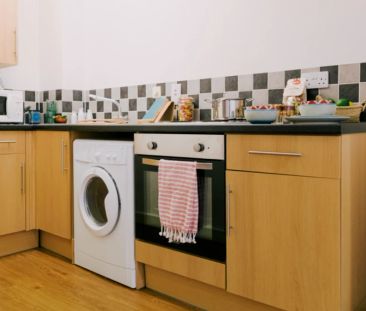 Classic 3 Bed Apartment - Shared Bathroom - Photo 5