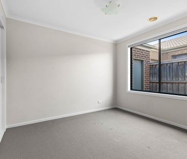 Immaculate Four-Bedroom Home in Prime Lyndhurst Location! - Photo 4