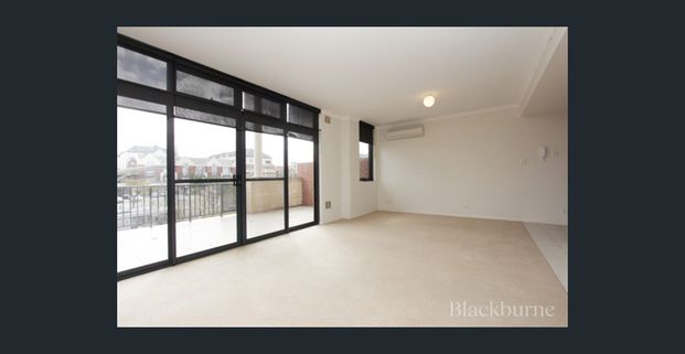 TWO BED APARTMENT IN GREAT LOCATION! - Photo 1