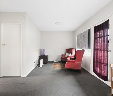 This very tidy, one bedroom unit is situated in the heart of Hamilt... - Photo 1