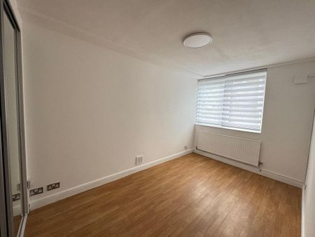 4 bedroom flat to rent - Photo 2