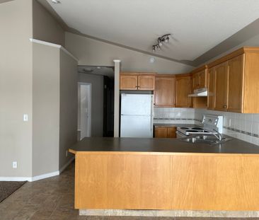 Spacious 2 Bed Apartment + Covered Parking included - Pet Friendly - Photo 4