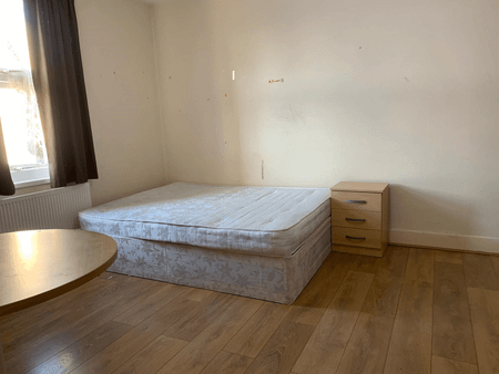 studio flat with seperate kitchen - £1200 pcm - Photo 4