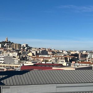 A louer appartement de type 1 meublé avec extérieur 13008 MARSEILLE - Photo 2