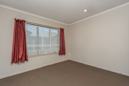 This tidy, two bedroom townhouse is situated within walking distance of Waikato Hospital and conveniently close to the CBD. - Photo 5