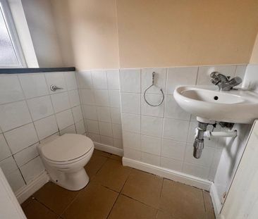 4 bedroom semi-detached house to rent - Photo 2