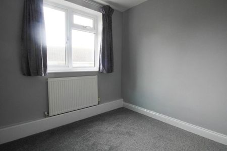 3 bedroom flat to rent - Photo 4