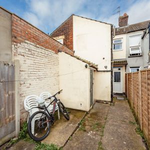 St Peters Street, Lowestoft - Photo 3