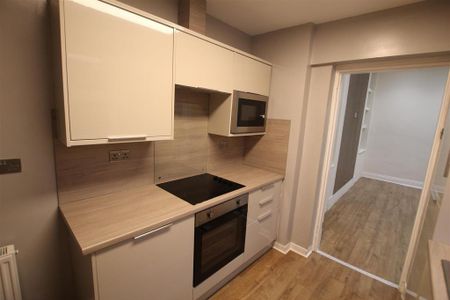 3 bedroom flat to rent - Photo 3