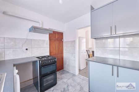 3 bedroom semi-detached house to rent - Photo 2
