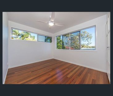 Modern Spacious Townhouse, East of Oxley 350m to the beach - Photo 3