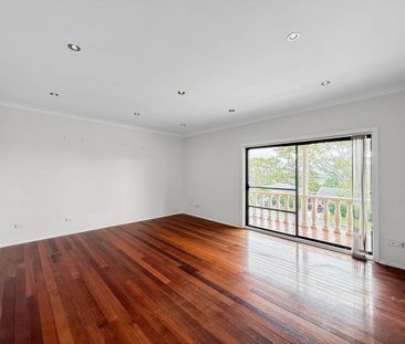 SPACIOUS 4-BEDROOM TOP FLOOR UNIT WITH LAKE VIEWS - Photo 4