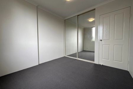 Top Floor Apartment, Your Cozy Retreat Close to Everything! - Photo 2