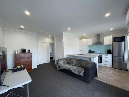 Near new 2 bedroom unit - Photo 2