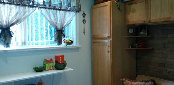 Small Batchelor w Bath&Kitchinette $700 Humber-Lakeshore - Photo 2