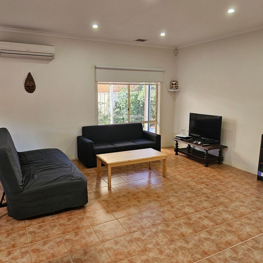 Caroline Springs - Photo 1