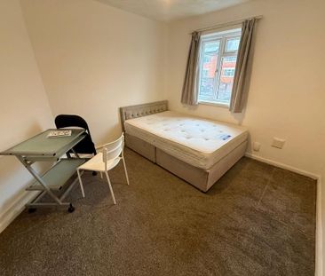 4 bedroom semi-detached house to rent - Photo 4