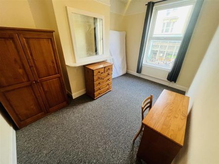 5 bedroom flat to rent - Photo 4
