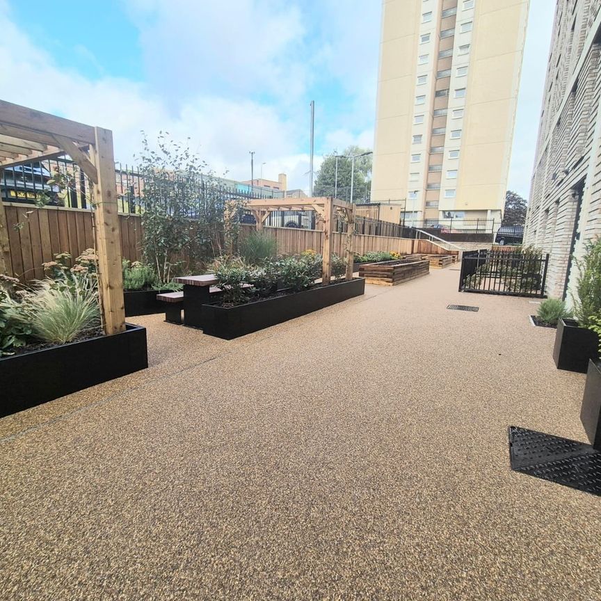 Cow Green, Halifax - Photo 1