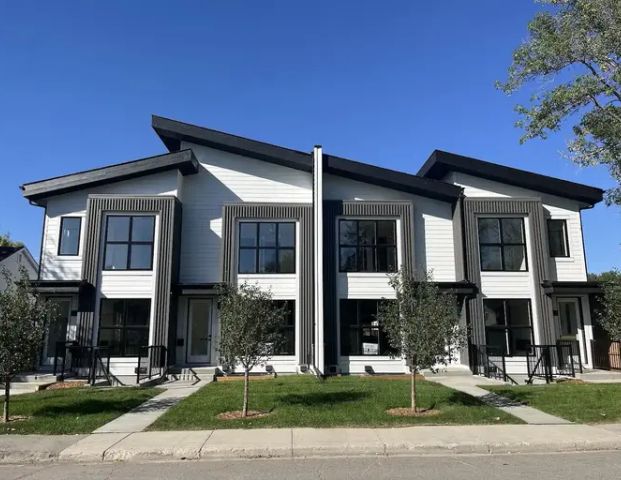 Spacious 3 bedroom townhome | 428 34 Avenue Northwest, Calgary - Photo 1