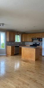 Spacious 3 bed 2 bath upper level in North Nanaimo - Photo 4