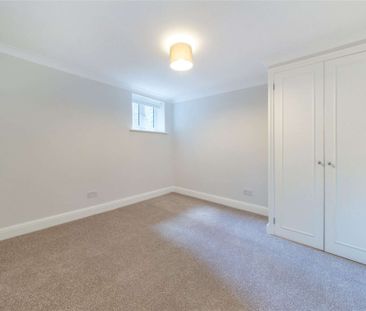 Lovely three bedroom maisonette with a garden conveniently located ... - Photo 3