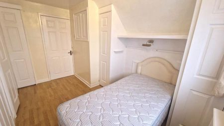 3 bedroom semi-detached bungalow to rent - Photo 2