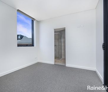 Stylish and modern living in a lively and vibrant environment - Photo 2