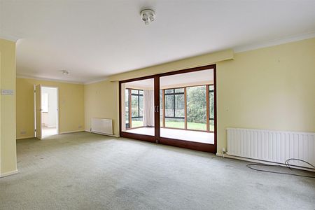 5 Bed House - Detached - Photo 4