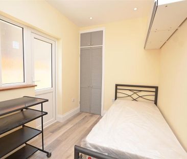 6 bedroom semi-detached house to rent - Photo 5