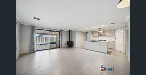 BYFORD - 4x2 - IMPRESSIVE POOL AREA & ELEGANT FAMILY HOME - Photo 1