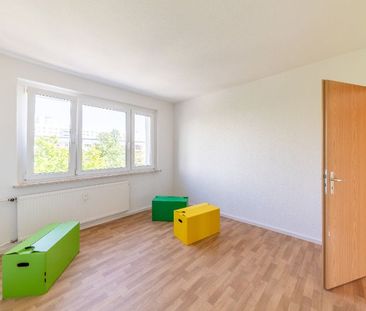 Attraktive Wohnung im Herzen von Halle-Neustadt - Küche und Bad mit... - Photo 4