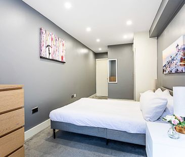 2 Bed Flat, St. John's Hill, SW11 - Photo 5